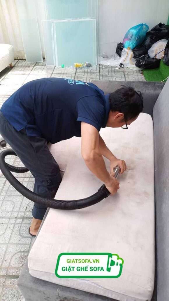 Thợ vệ sinh tẩy mốc ghế sofa Quốc Oai