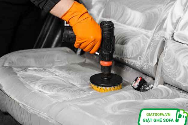 Chuẩn bị dụng cụ vệ sinh ghế ô tô