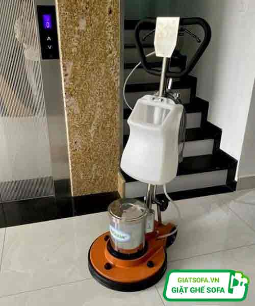 Máy chà thảm văn phòng được GiatSofa sử dụng