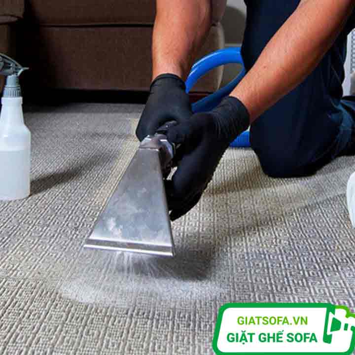 Thợ chuyên làm sạch thảm văn phòng tại Hà Nội