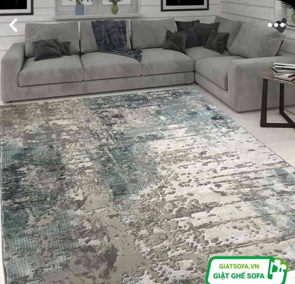 Thợ làm sạch thảm trang trí tại nhà Hoàng Mai