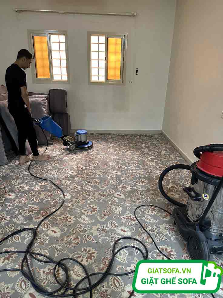 Hoàng Tùng Chuyên làm sạch thảm tại nhà