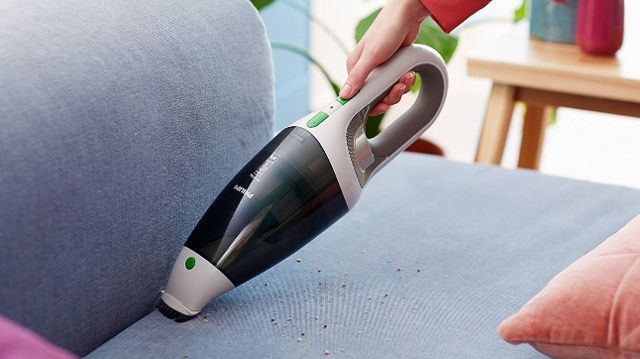 Dùng máy hút bụi để loại bỏ mùi hôi trên ghế sofa