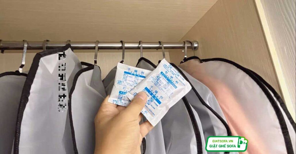 cách bảo quản sofa mùa mưa nồm ẩm bằng túi hút ẩm