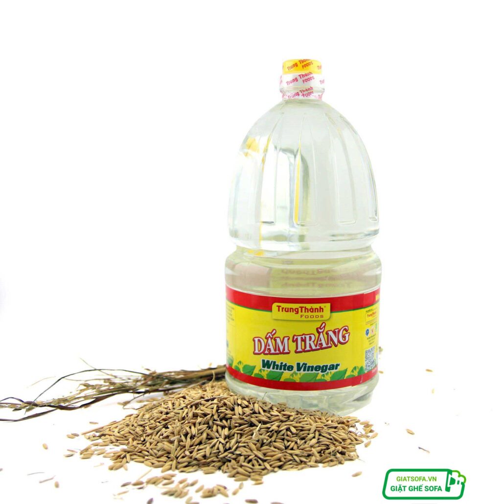 Dùng giấm pha loãng vệ sinh vết sơn trên ghế da