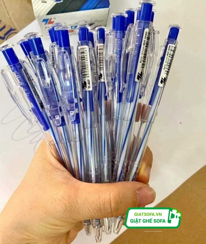 Mực bút bi trên sofa