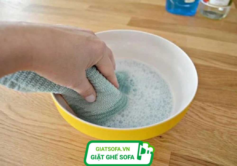 Dùng Xà phòng và nước ấm tẩy keo dính trên ghế da