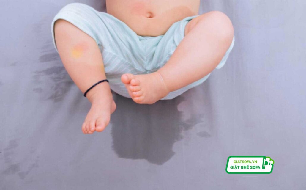 Cách làm sạch nước tiểu trẻ em trên sofa