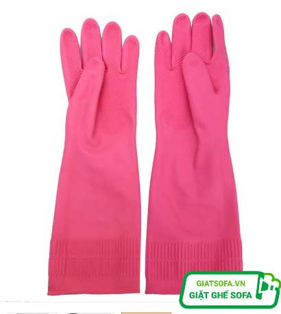 Dùng găng tay cao su gom lông mèo