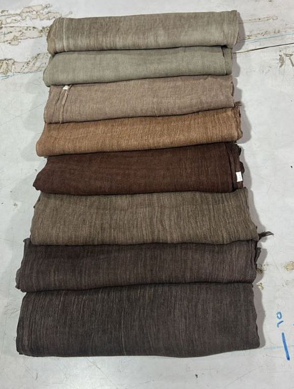 Dùng khăn thấm ngay phần dính nước