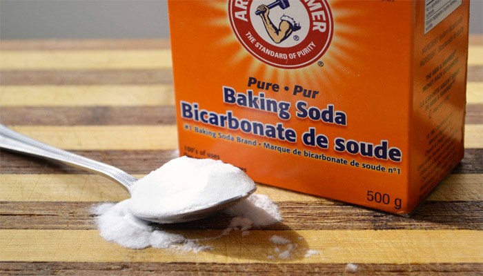 Dùng baking soda – khử mùi và hút ẩm hiệu quả