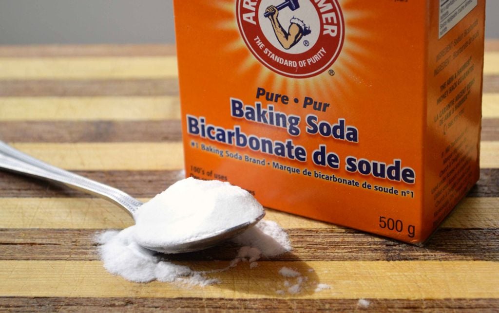 Sử dụng baking soda làm sạch vết sơn trên ghế da