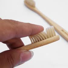 Sử dụng bàn chải lông mềm